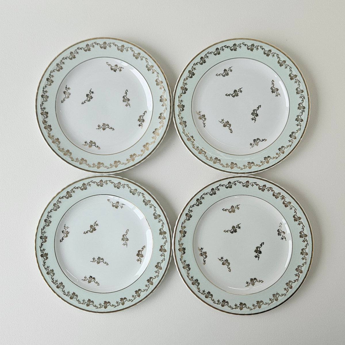 Suite de 4 assiettes à dessert – Porcelaine de Limoges – 2e moitié du XXᵉ s.