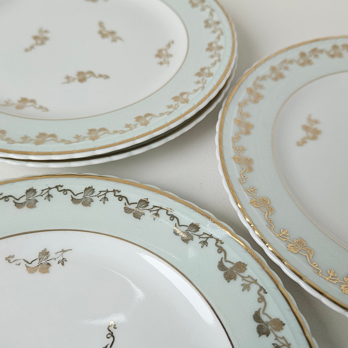 Suite de 4 assiettes à dessert – Porcelaine de Limoges – 2e moitié du XXᵉ s.