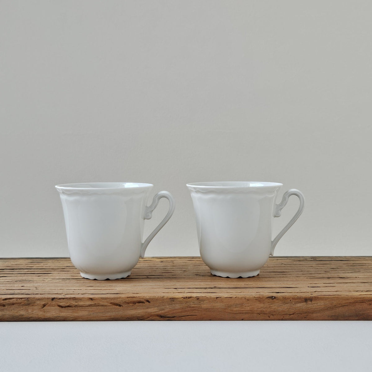 Paire de tasses à café en très fine porcelaine – Limoges, 1re moitié du XXᵉ s.