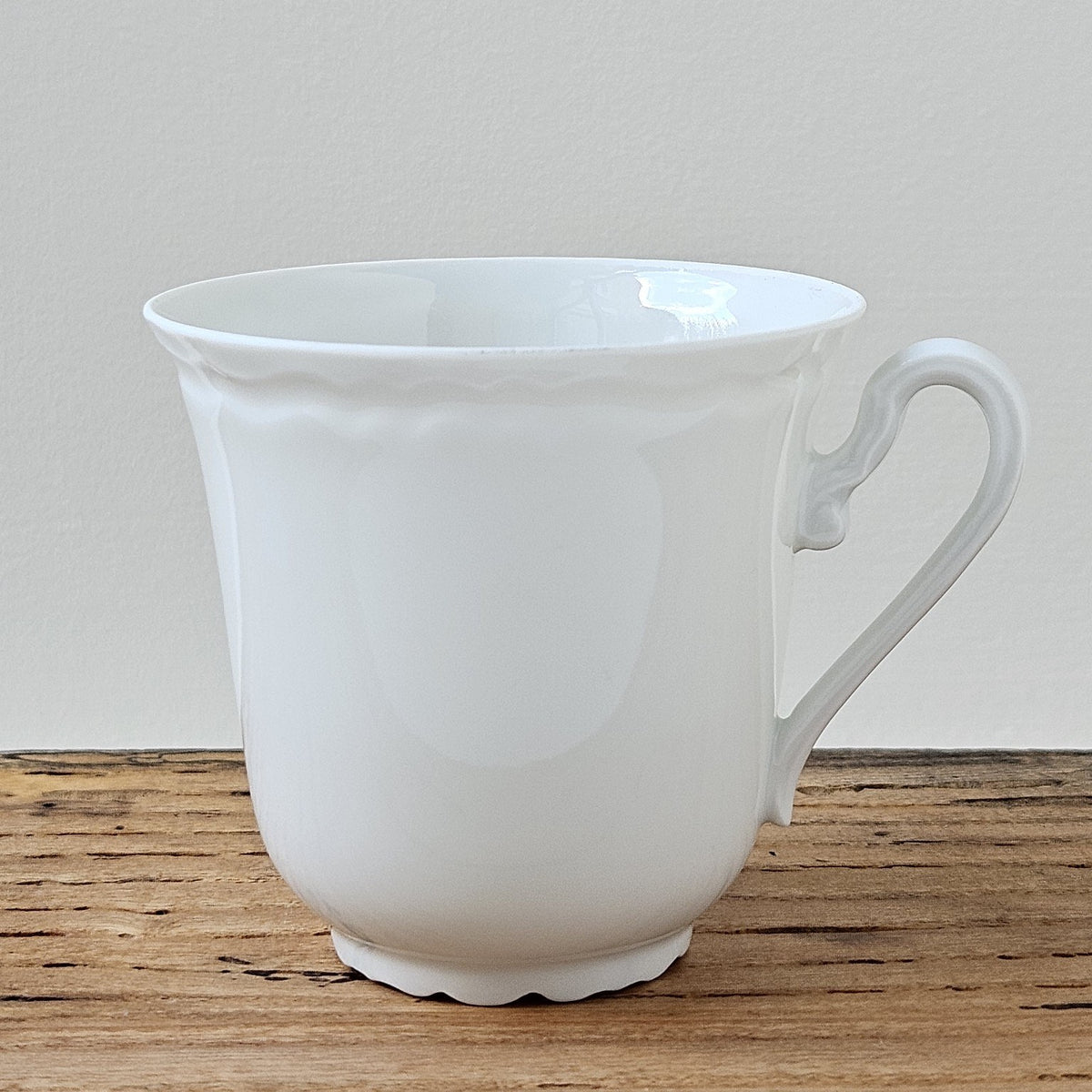 Paire de tasses à café en très fine porcelaine – Limoges, 1re moitié du XXᵉ s.