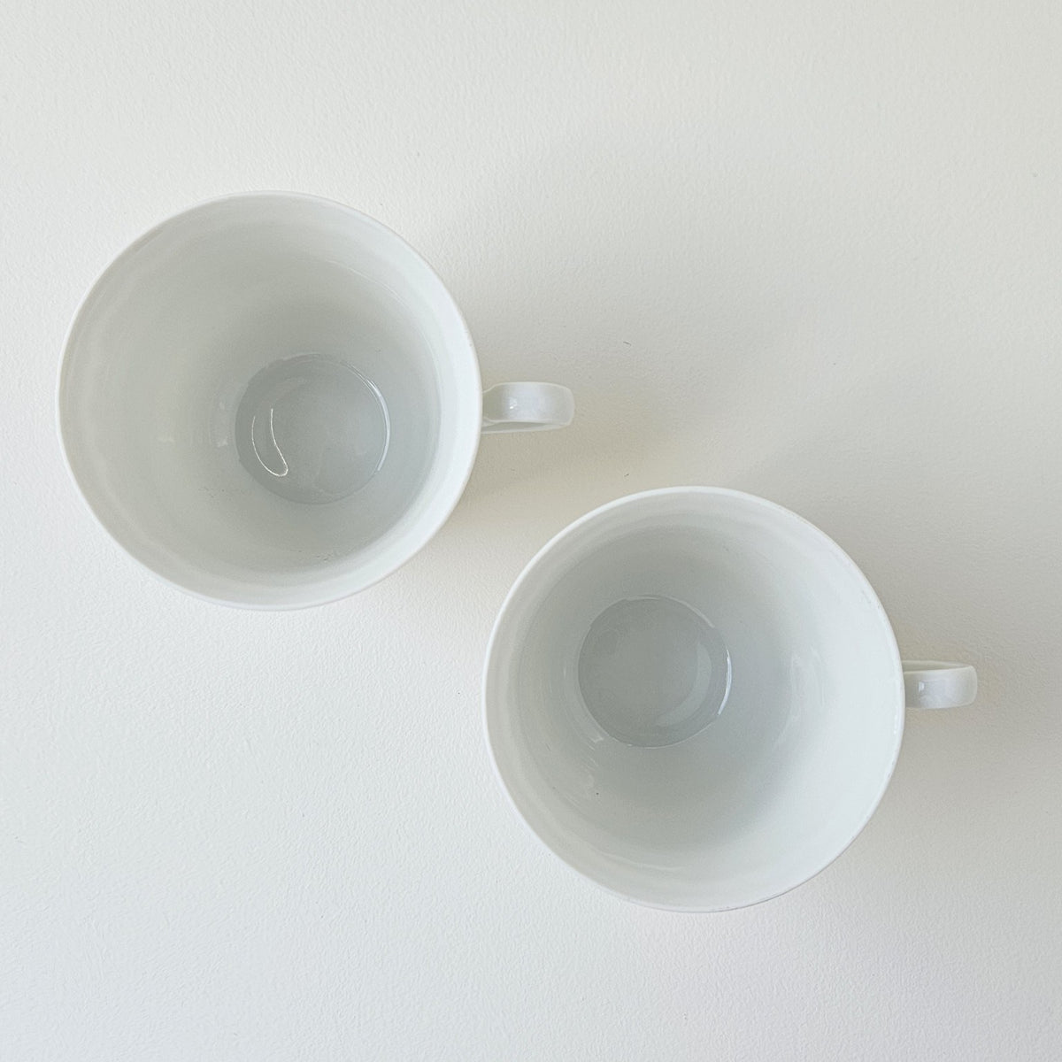 Paire de tasses à café en très fine porcelaine – Limoges, 1re moitié du XXᵉ s.