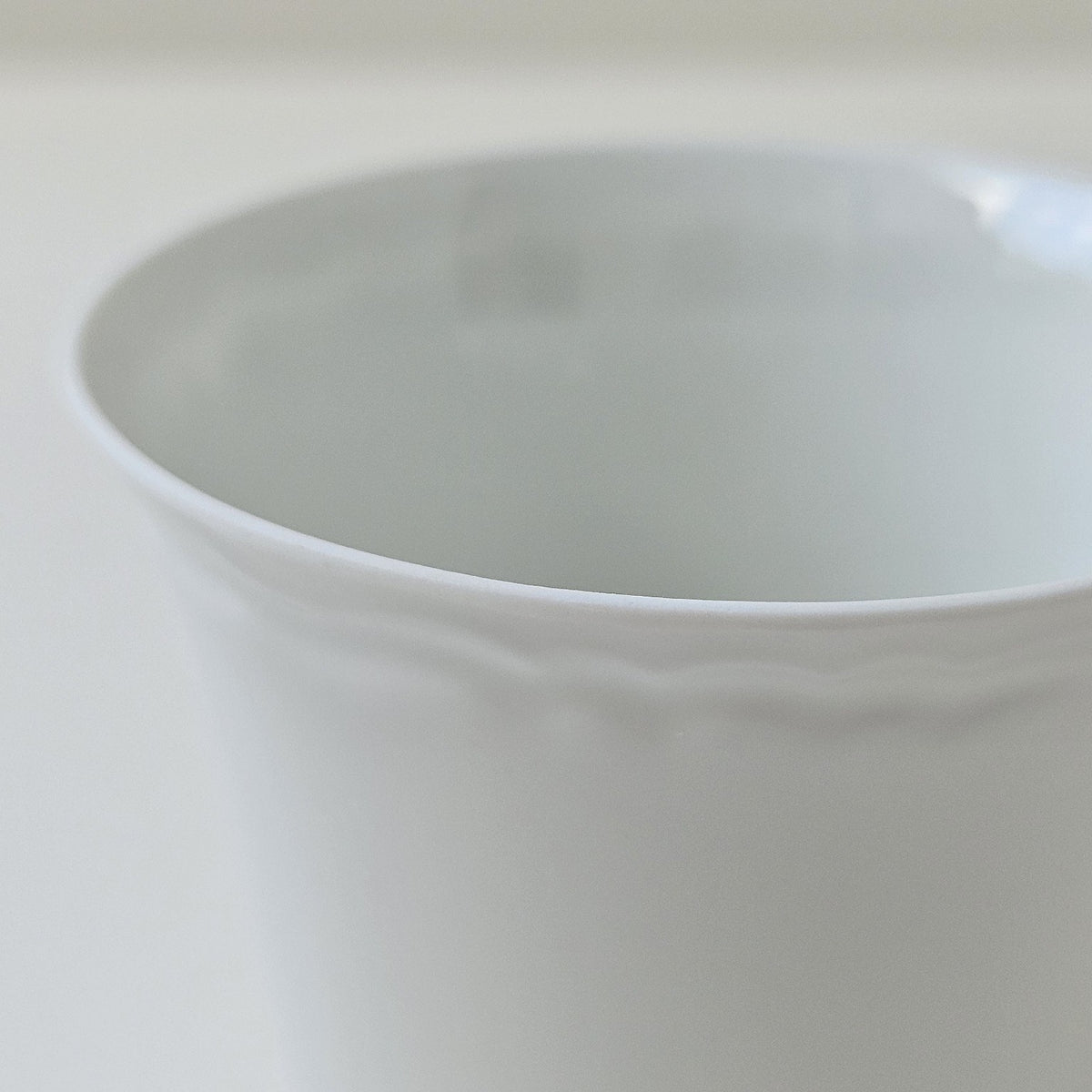 Paire de tasses à café en très fine porcelaine – Limoges, 1re moitié du XXᵉ s.