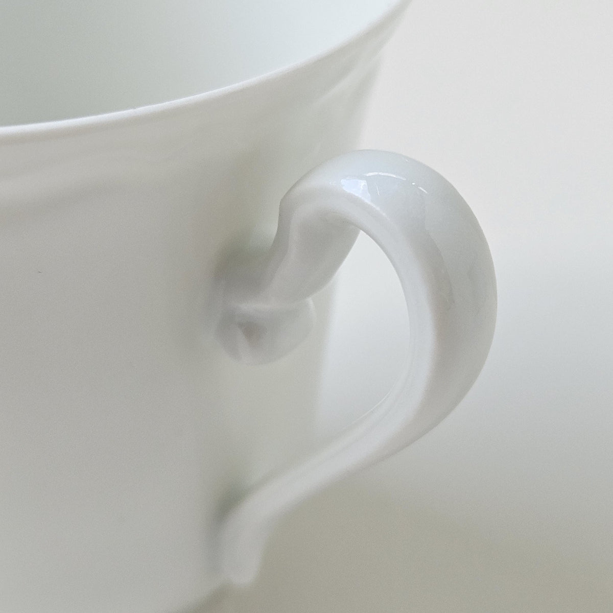 Paire de tasses à café en très fine porcelaine – Limoges, 1re moitié du XXᵉ s.