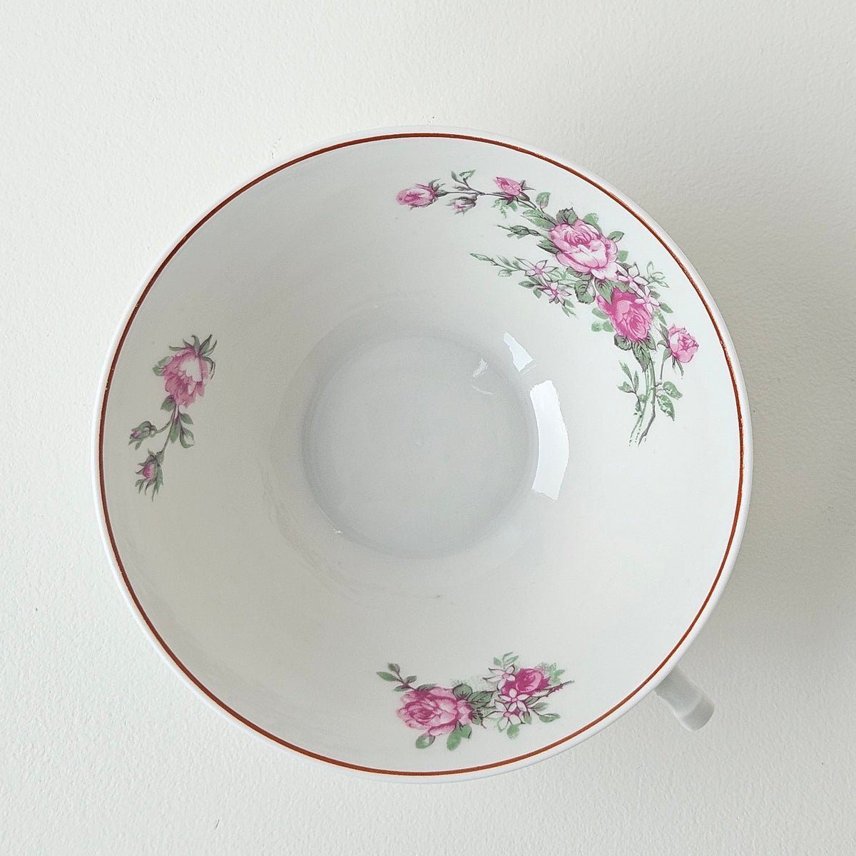 Paire de tasses à thé en porcelaine fine – Limoges, Milieu du XXe s.