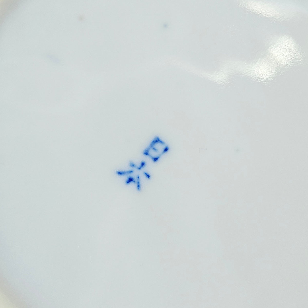 Soucoupe ancienne en porcelaine – Décor de prunier – Japon, v. 1891-1921