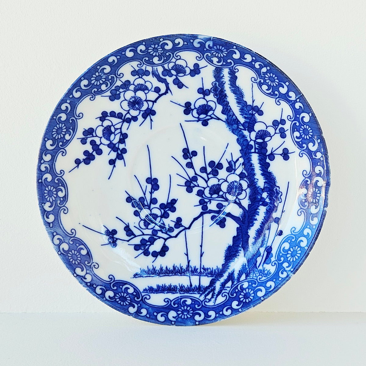 Soucoupe ancienne en porcelaine – Décor de prunier – Japon, v. 1891-1921