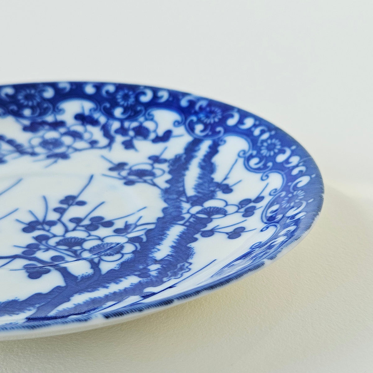 Soucoupe ancienne en porcelaine – Décor de prunier – Japon, v. 1891-1921