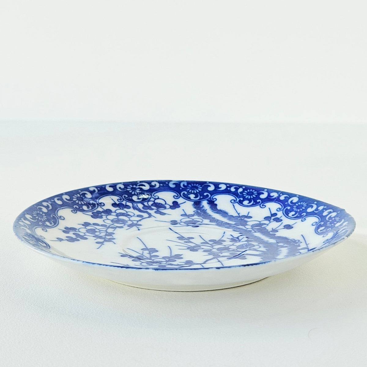 Soucoupe ancienne en porcelaine – Décor de prunier – Japon, v. 1891-1921