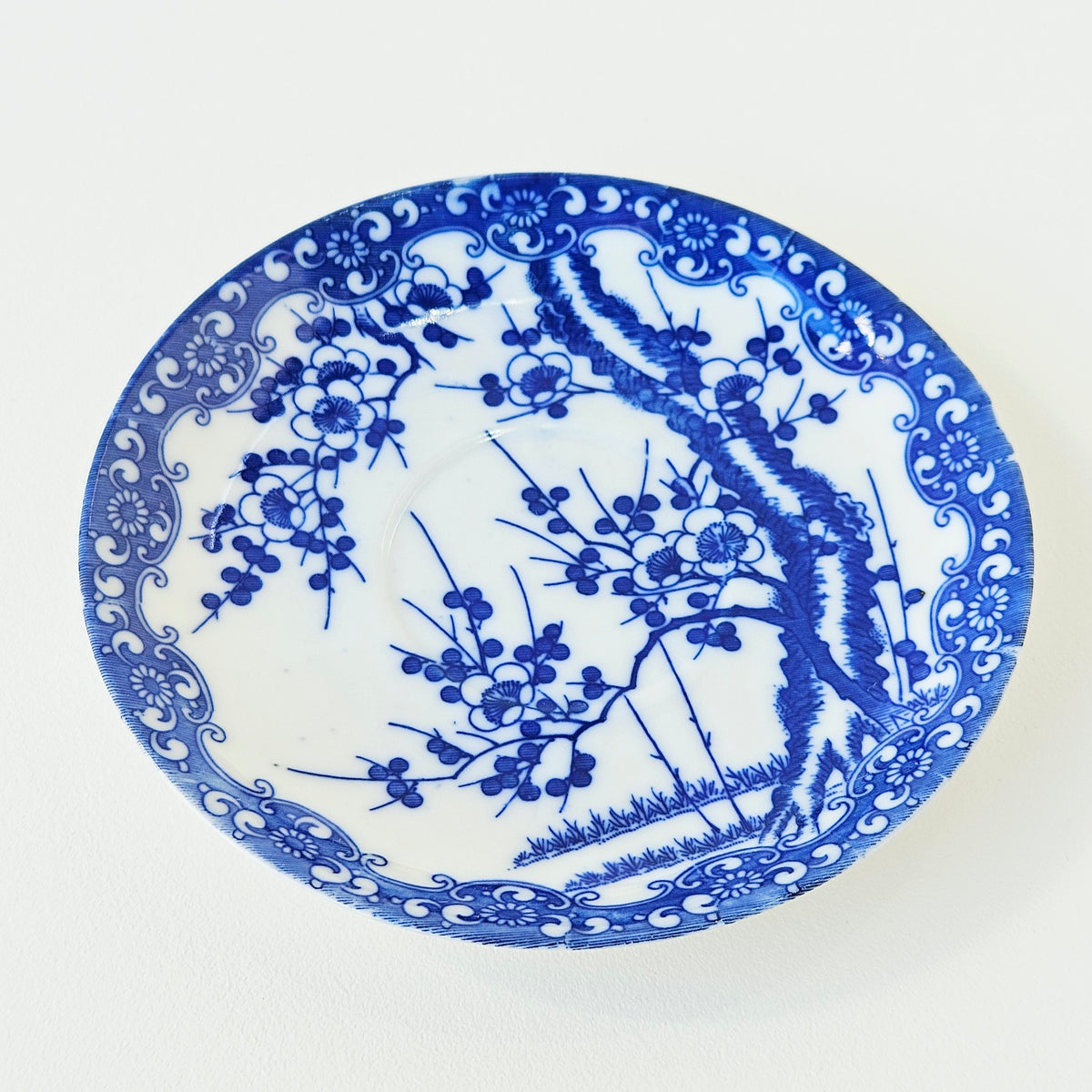 Soucoupe ancienne en porcelaine – Décor de prunier – Japon, v. 1891-1921