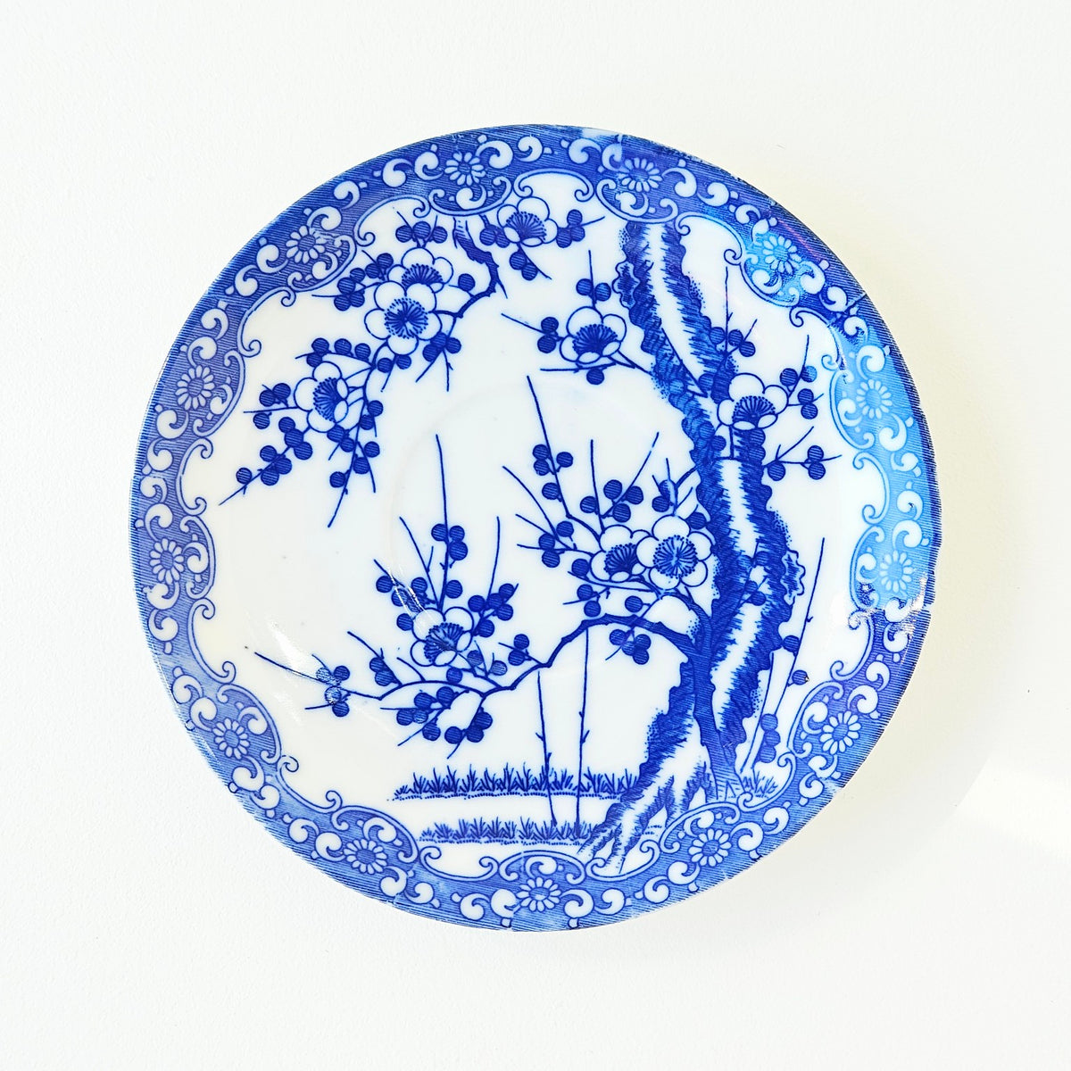 Soucoupe ancienne en porcelaine – Décor de prunier – Japon, v. 1891-1921