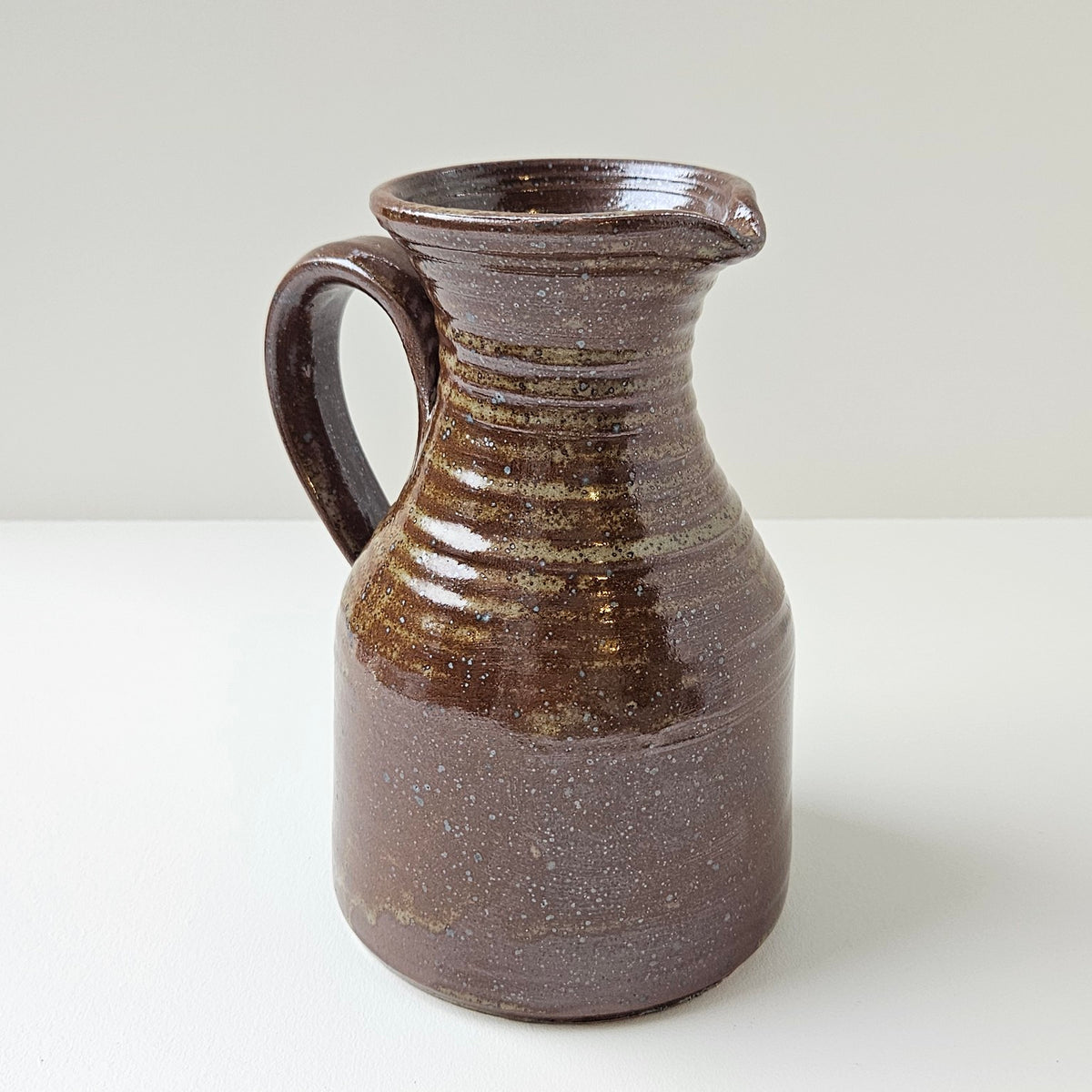 Pichet en grès du Berry, tourné et émaillé – France, v. 1960-1970