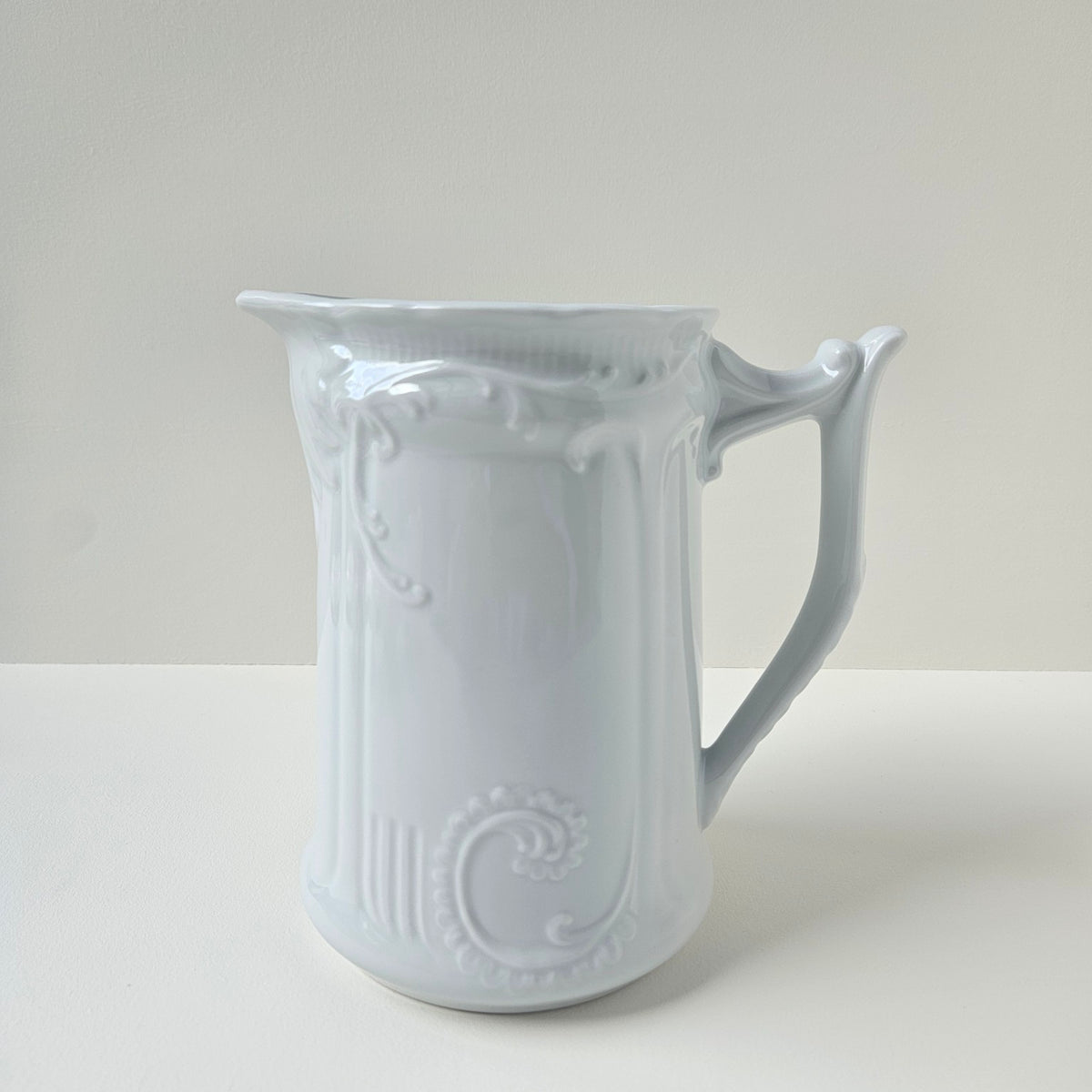 Pichet en porcelaine blanche de style Art nouveau – France, v. 1890-1910