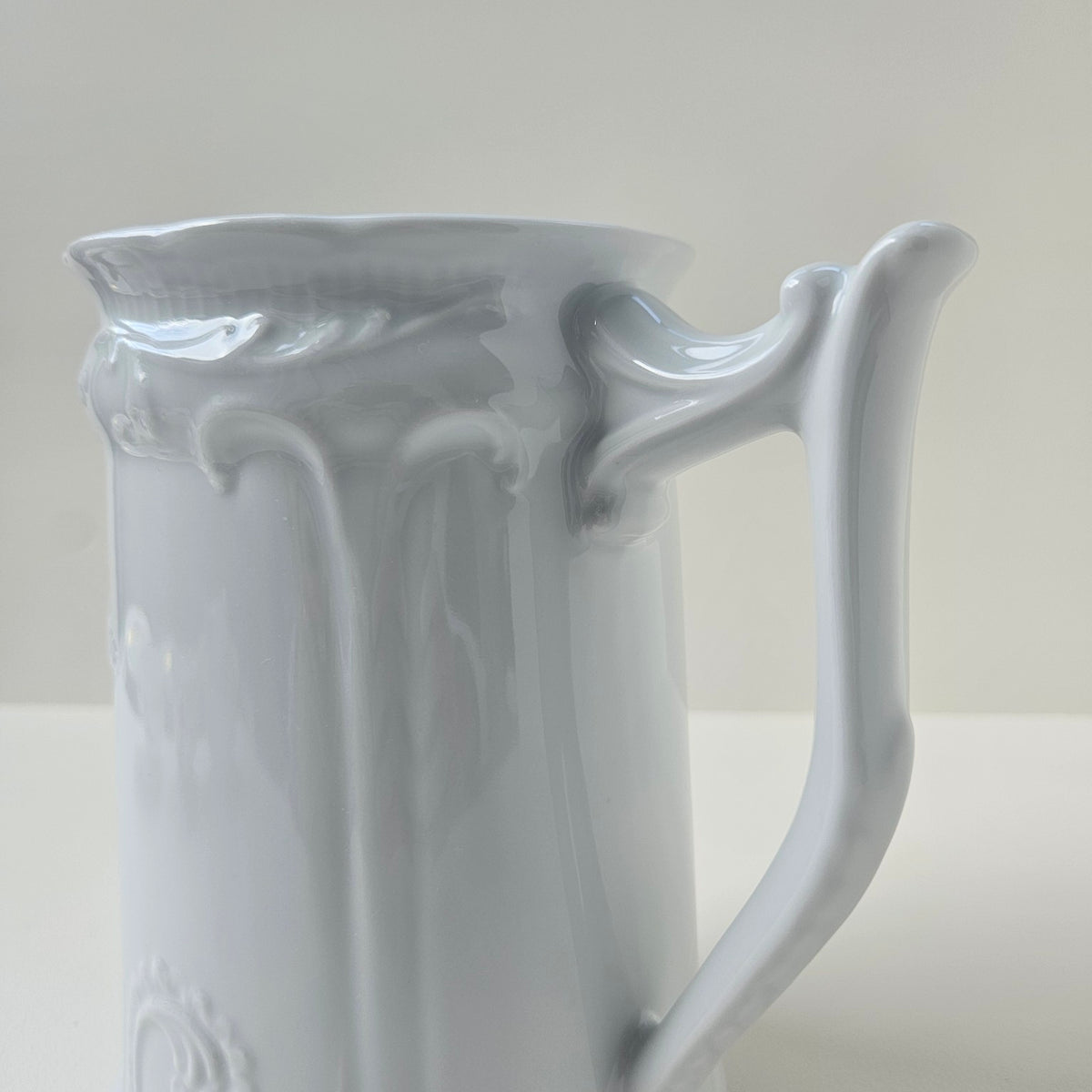 Pichet en porcelaine blanche de style Art nouveau – France, v. 1890-1910