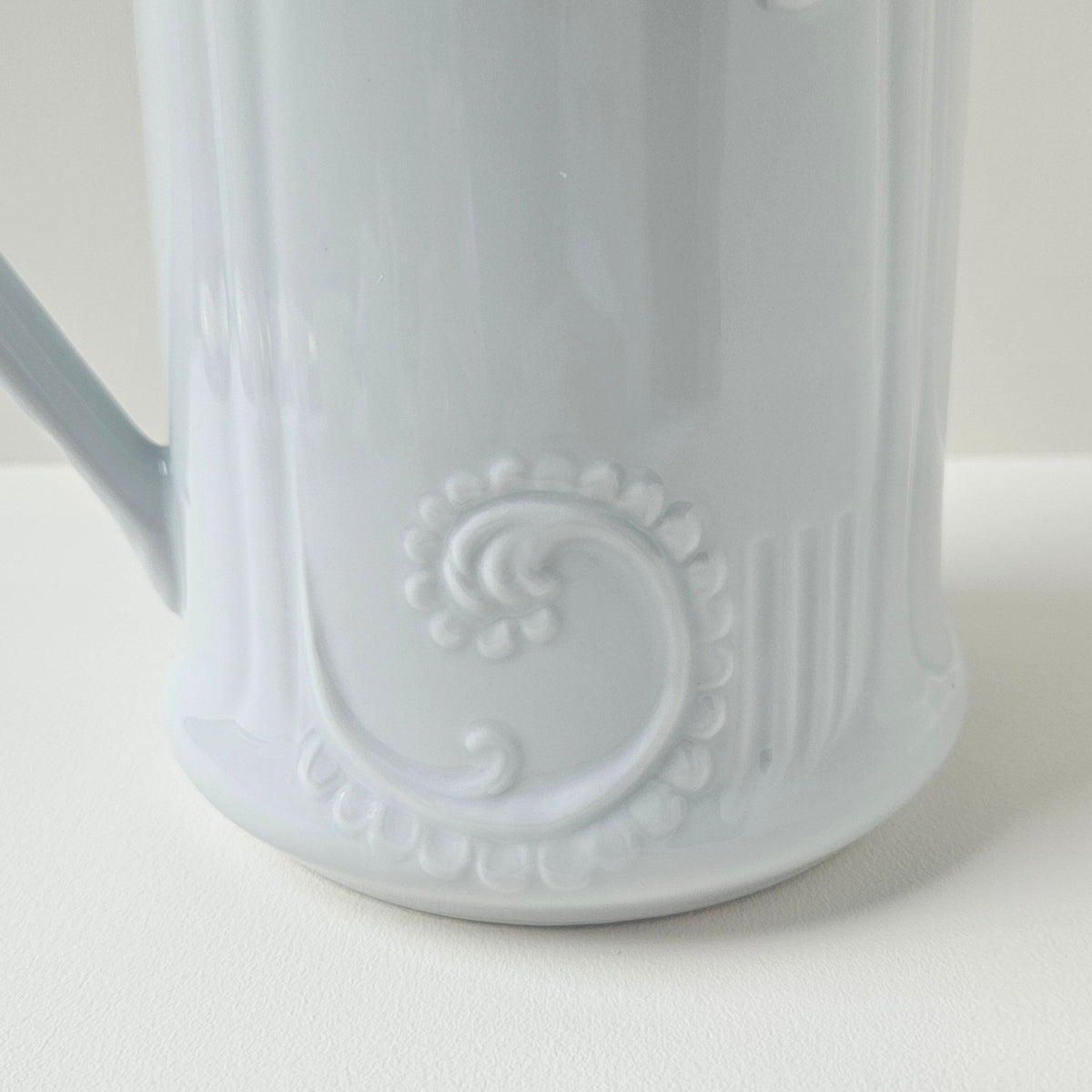 Pichet en porcelaine blanche de style Art nouveau – France, v. 1890-1910