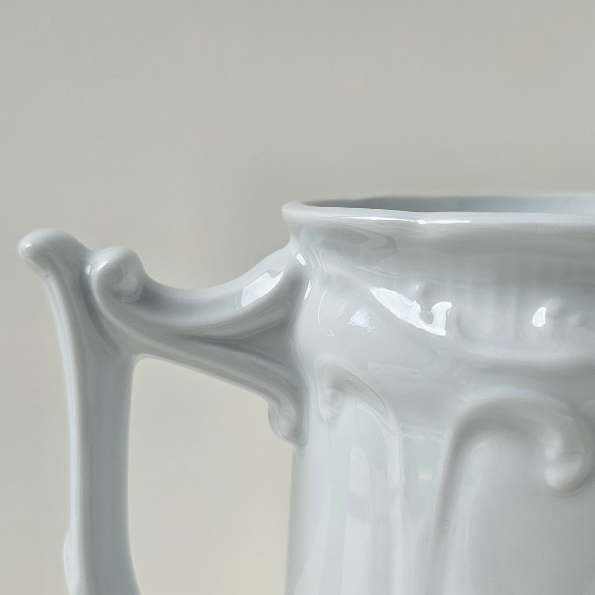 Pichet en porcelaine blanche de style Art nouveau – France, v. 1890-1910