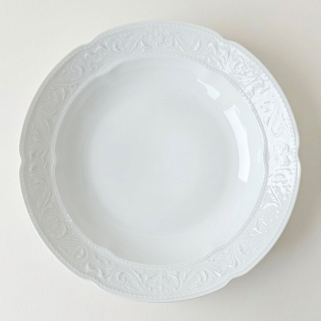 Plat de service creux en porcelaine blanche émaillée – Limoges, 2e moitié du XXᵉ s.
