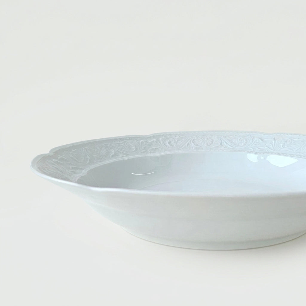 Plat de service creux en porcelaine blanche émaillée – Limoges, 2e moitié du XXᵉ s.