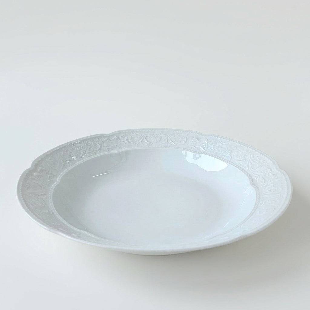 Plat de service creux en porcelaine blanche émaillée – Limoges, 2e moitié du XXᵉ s.