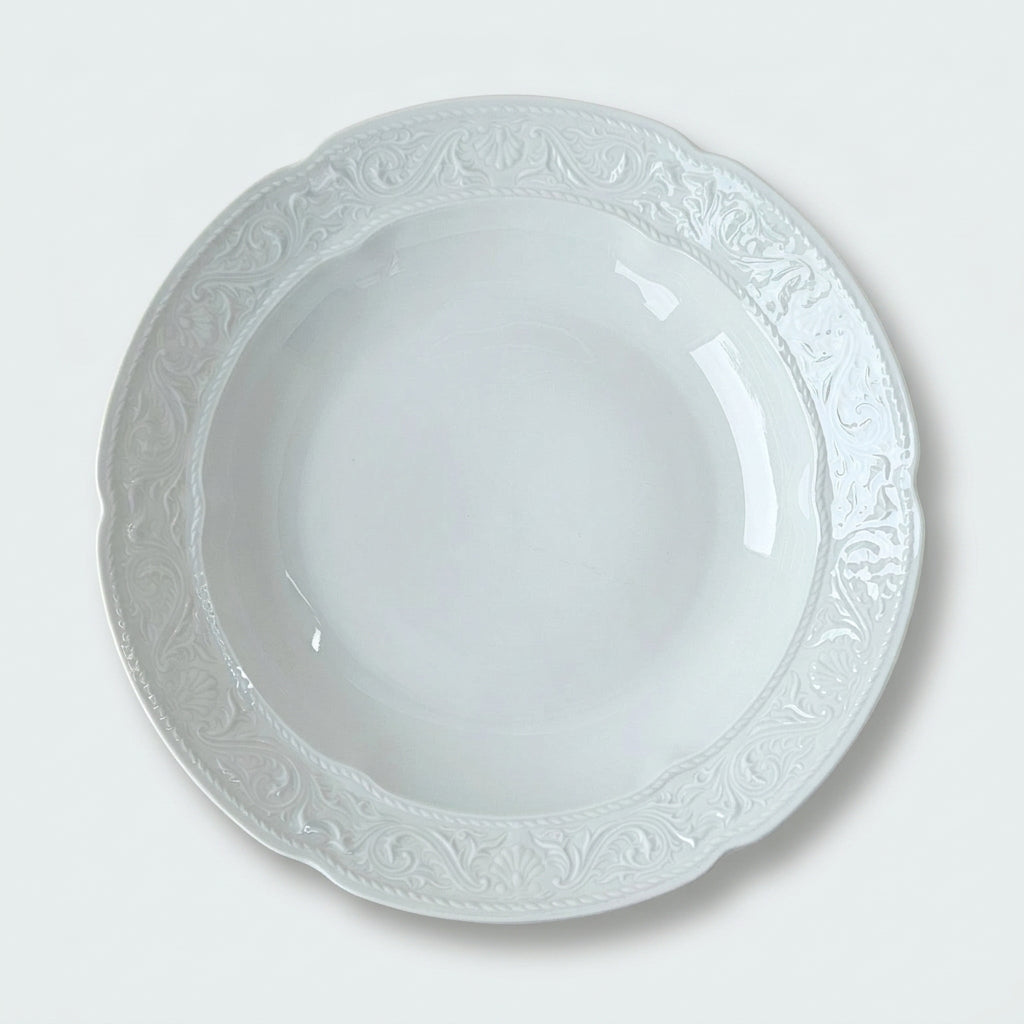 Plat de service creux en porcelaine blanche émaillée – Limoges, 2e moitié du XXᵉ s.