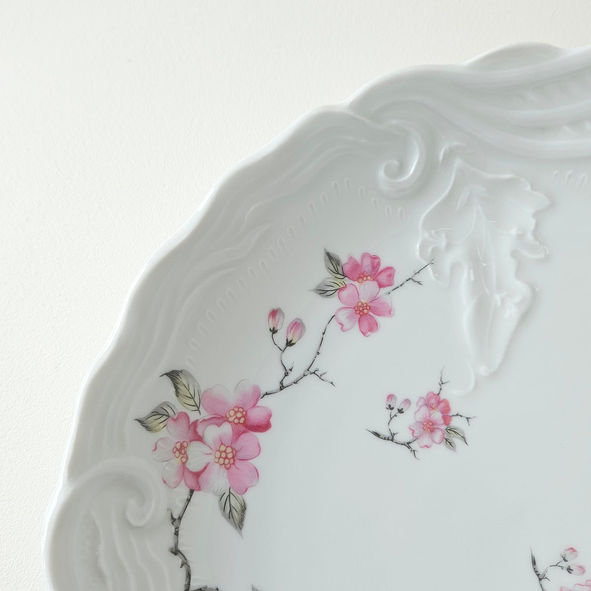 Plat de service creux – Décor japonisant – Limoges, 2e moitié du XXᵉ s.