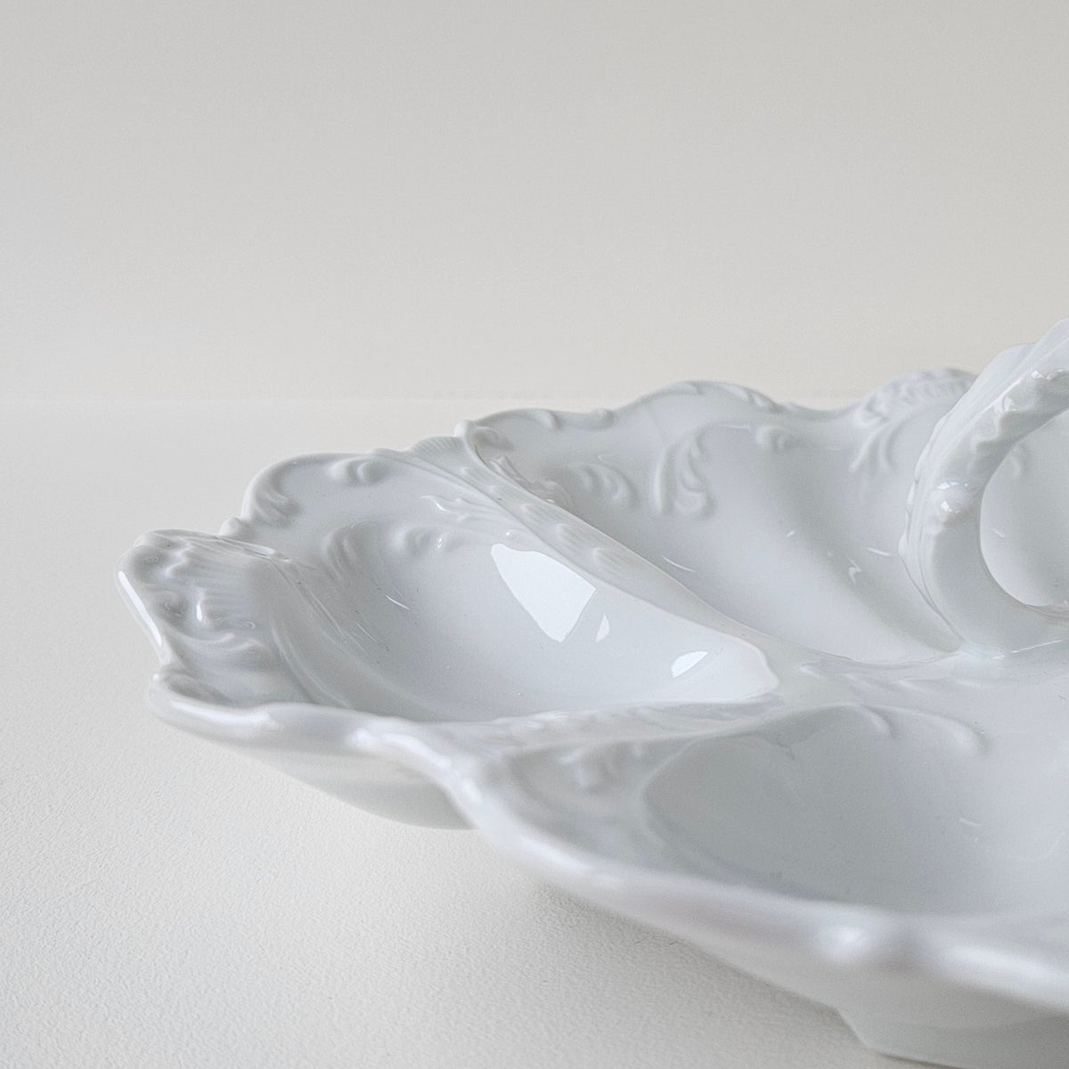 Grand serviteur en porcelaine blanche émaillée – Limoges, 2e moitié du XXᵉ s.