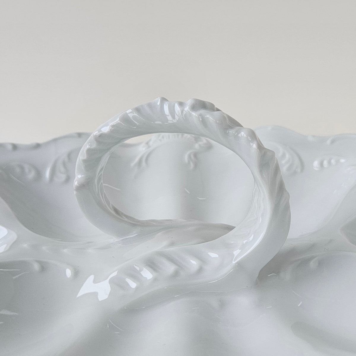 Grand serviteur en porcelaine blanche émaillée – Limoges, 2e moitié du XXᵉ s.