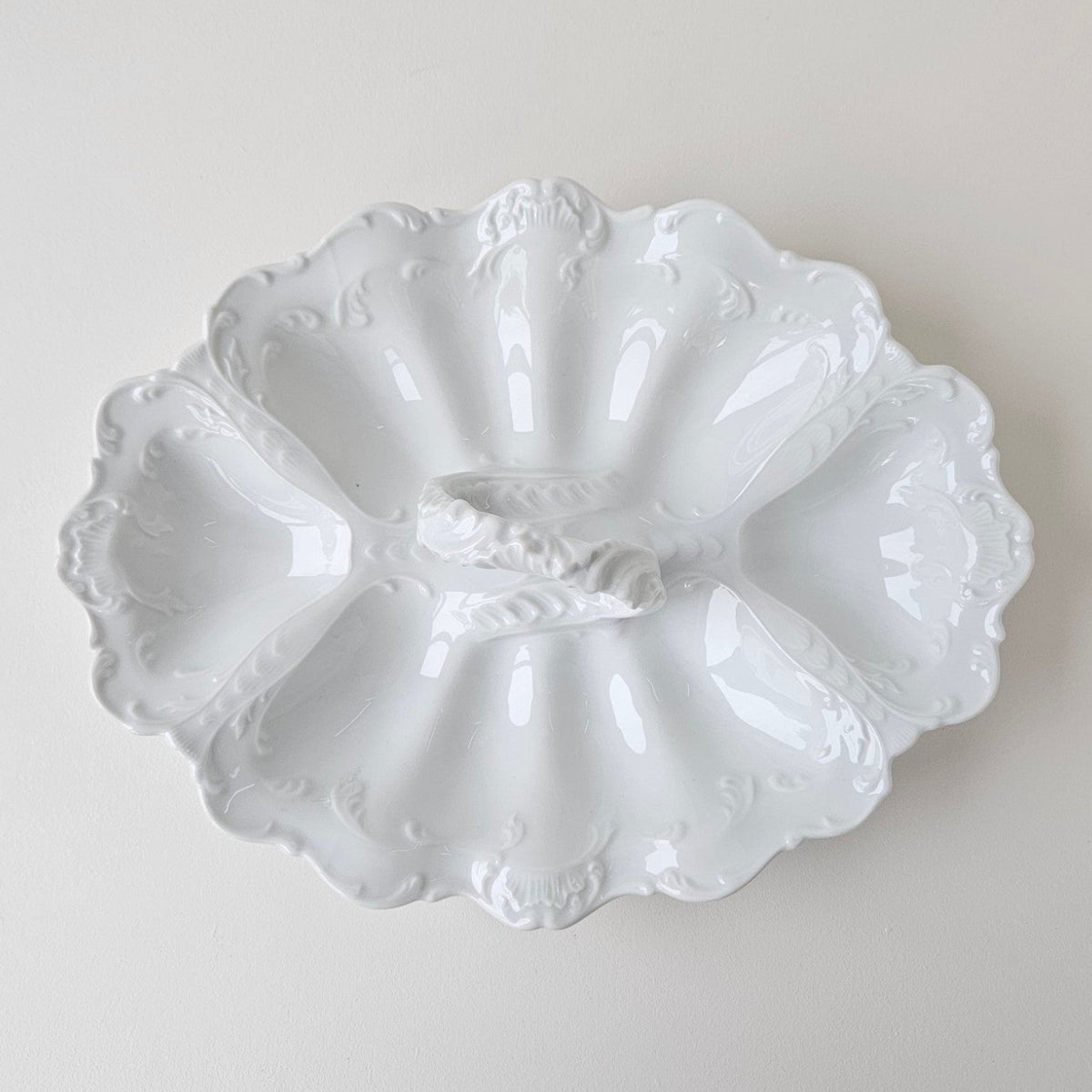 Grand serviteur en porcelaine blanche émaillée – Limoges, 2e moitié du XXᵉ s.