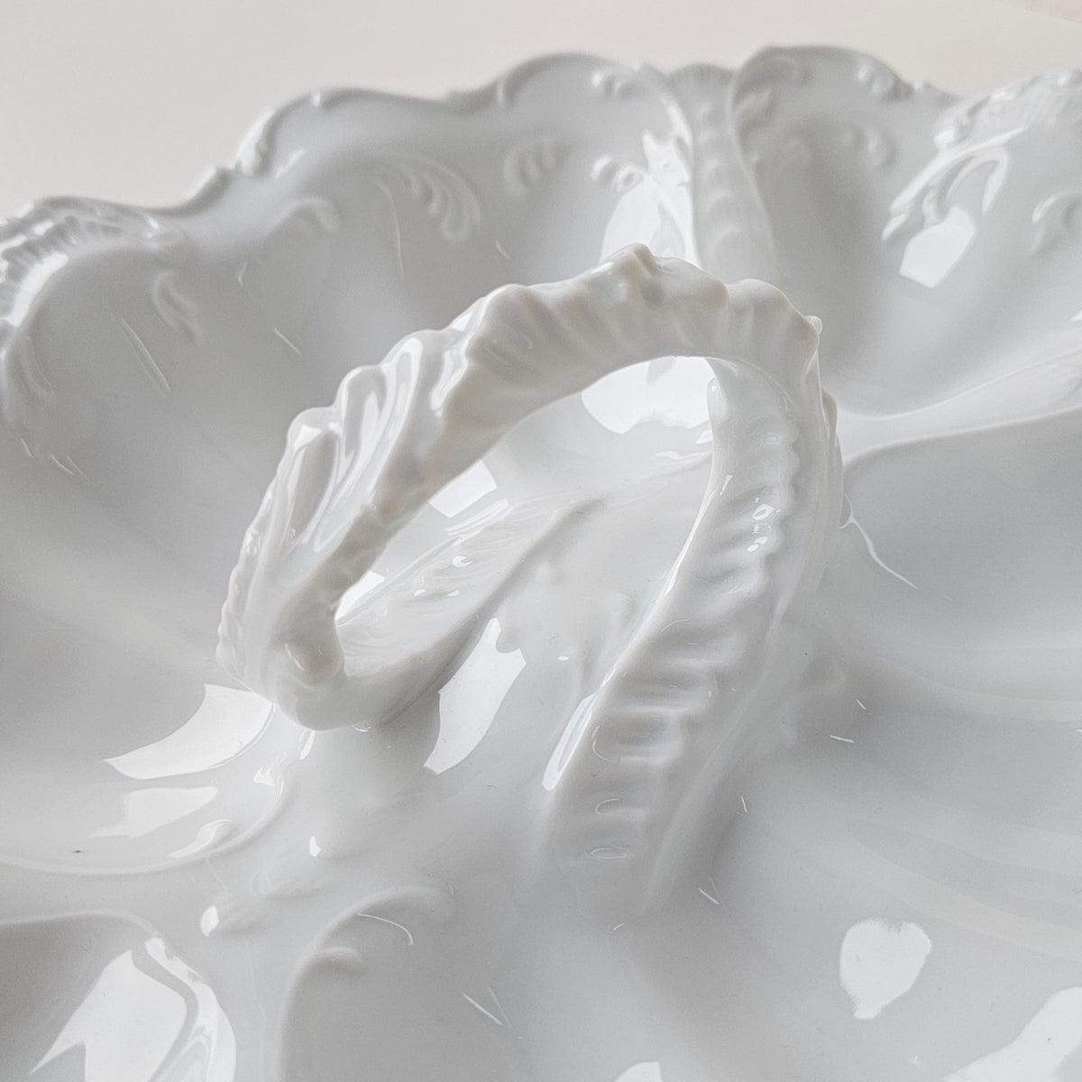 Grand serviteur en porcelaine blanche émaillée – Limoges, 2e moitié du XXᵉ s.