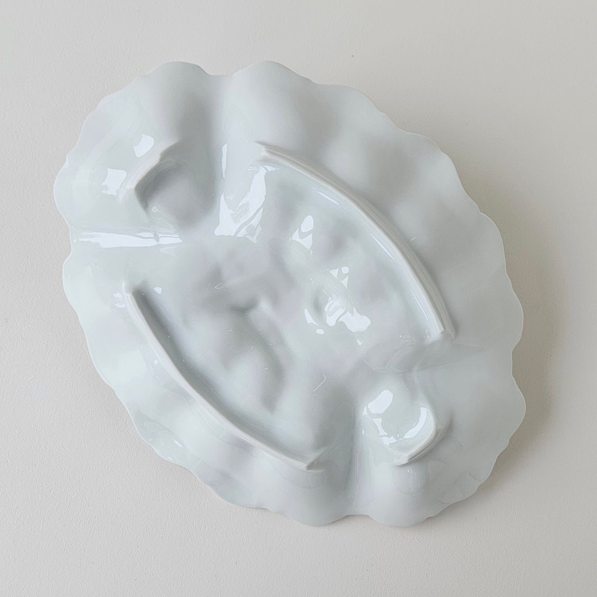 Grand serviteur en porcelaine blanche émaillée – Limoges, 2e moitié du XXᵉ s.