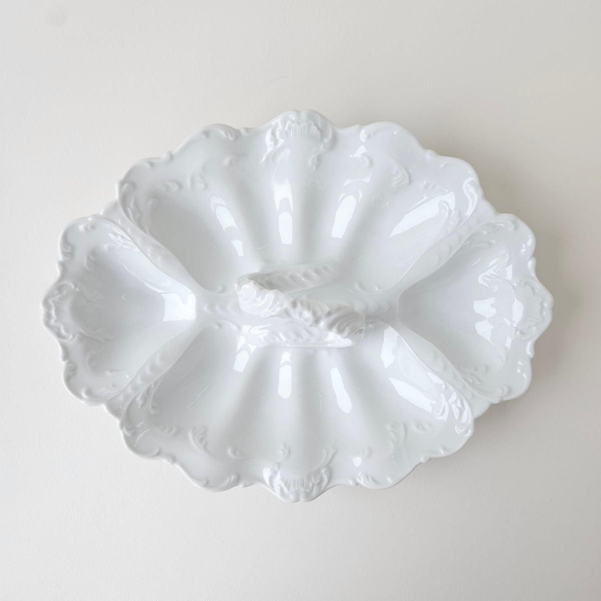 Grand serviteur en porcelaine blanche émaillée – Limoges, 2e moitié du XXᵉ s.