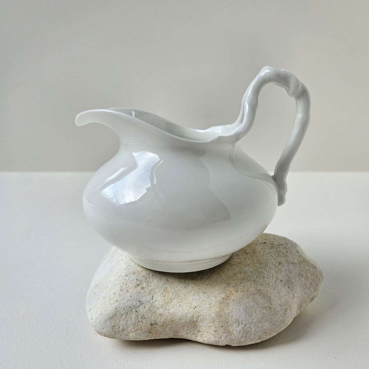 Crémier en porcelaine blanche – Manufacture Jean Pouyat – Limoges, v. 1890-1900