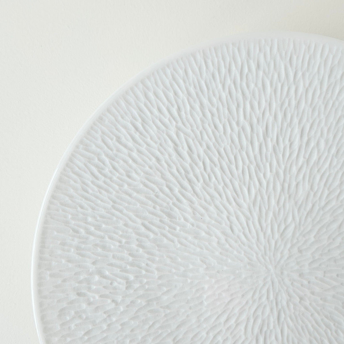 Suite de six assiettes à dessert – Minéral – Manufacture Raynaud – Limoges, début du XXIe s.