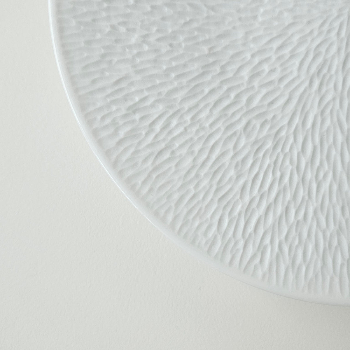 Suite de six assiettes à dessert – Minéral – Manufacture Raynaud – Limoges, début du XXIe s.