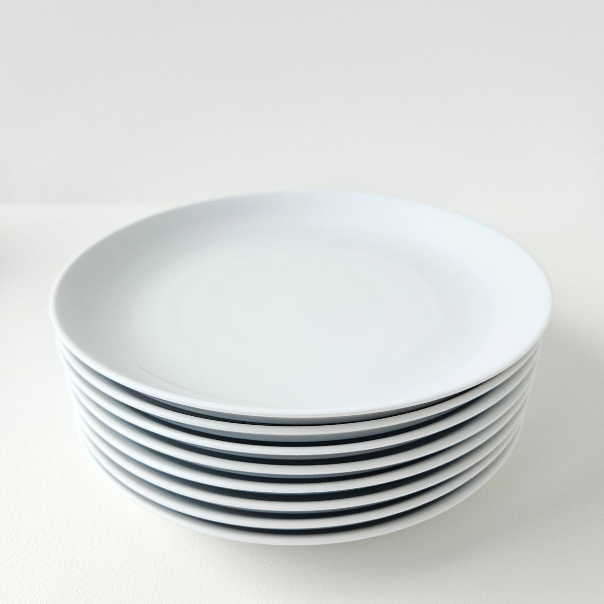 Suite de huit assiettes à déjeuner – Manufacture Raynaud – Limoges, début du XXIe s.