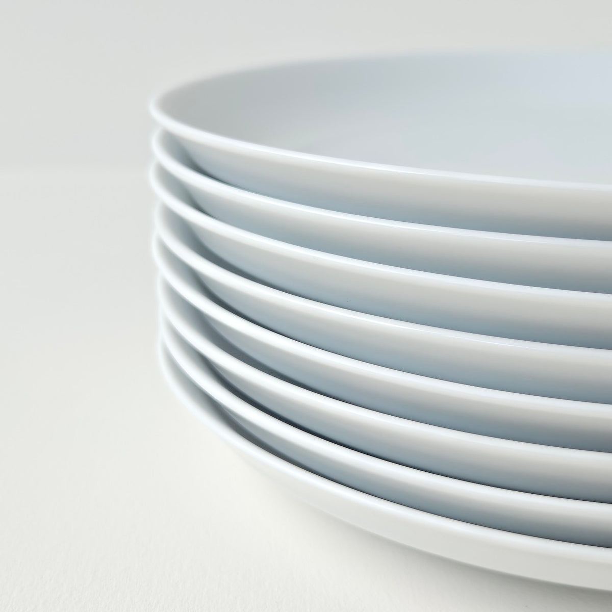 Suite de huit assiettes à déjeuner – Manufacture Raynaud – Limoges, début du XXIe s.