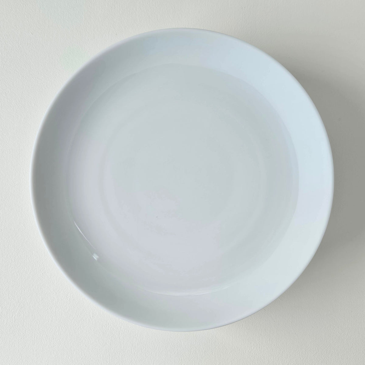 Suite de huit assiettes à déjeuner – Manufacture Raynaud – Limoges, début du XXIe s.