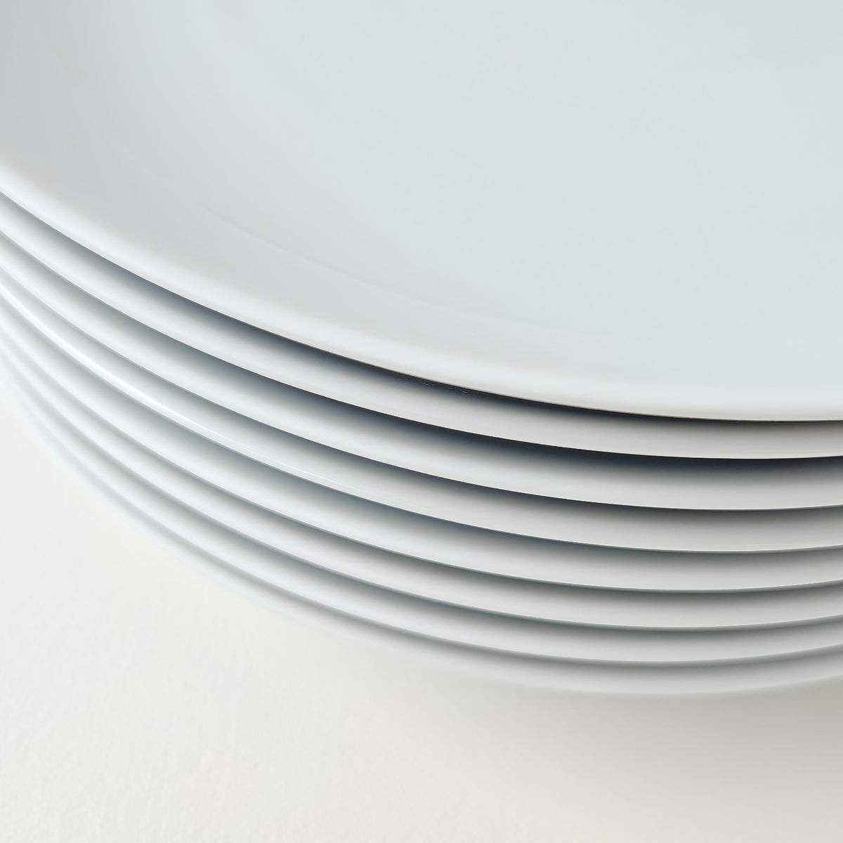 Suite de huit assiettes à déjeuner – Manufacture Raynaud – Limoges, début du XXIe s.