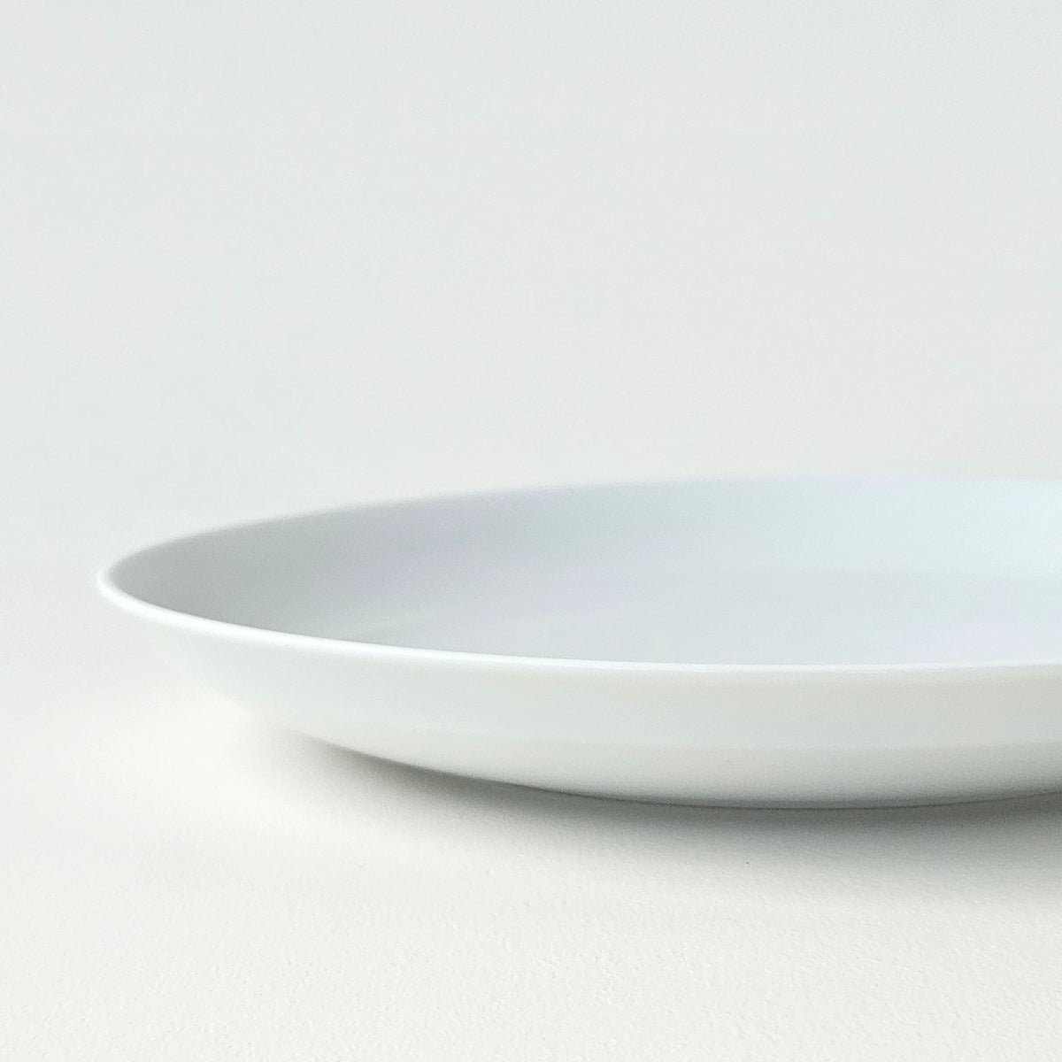 Suite de huit assiettes à déjeuner – Manufacture Raynaud – Limoges, début du XXIe s.