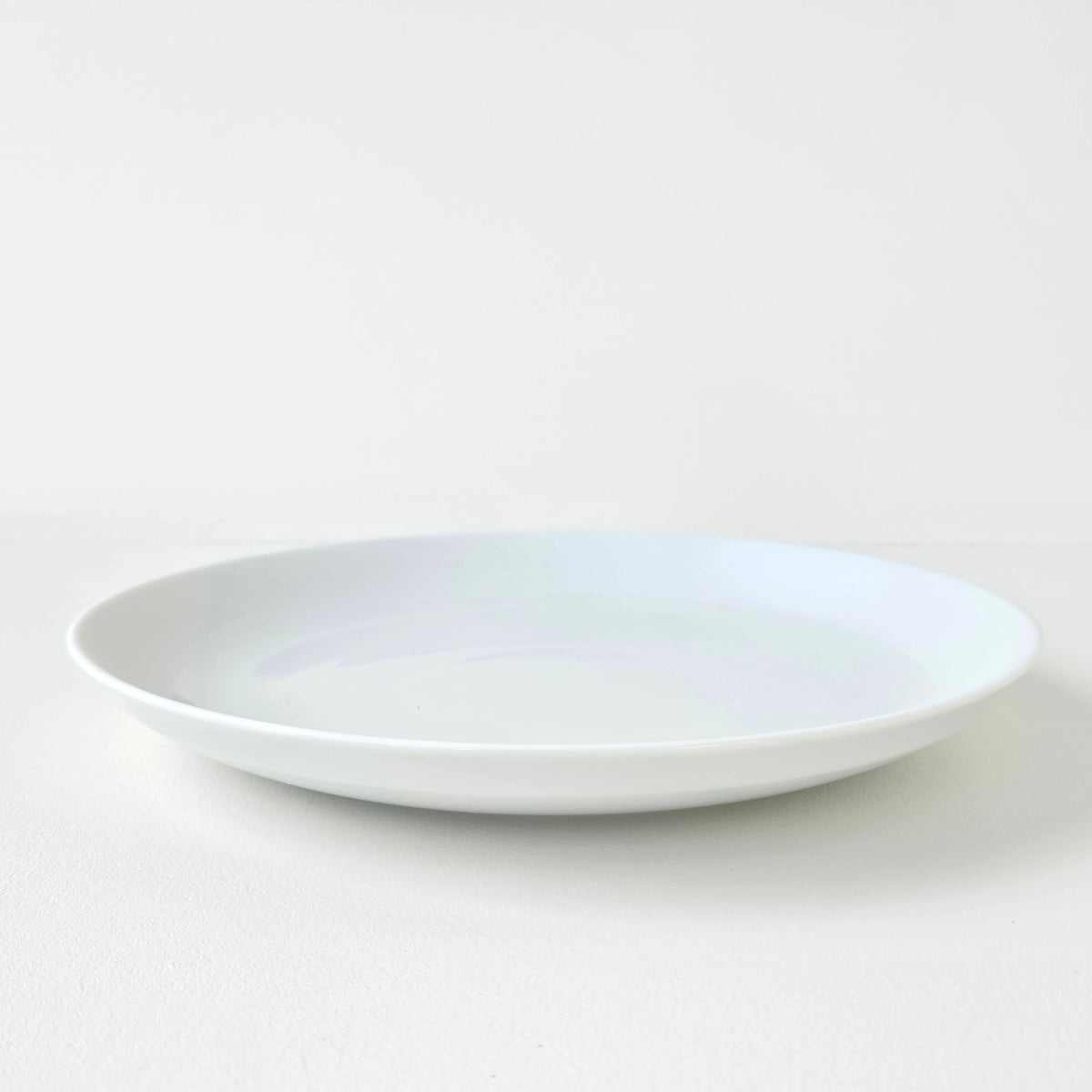 Suite de huit assiettes à déjeuner – Manufacture Raynaud – Limoges, début du XXIe s.