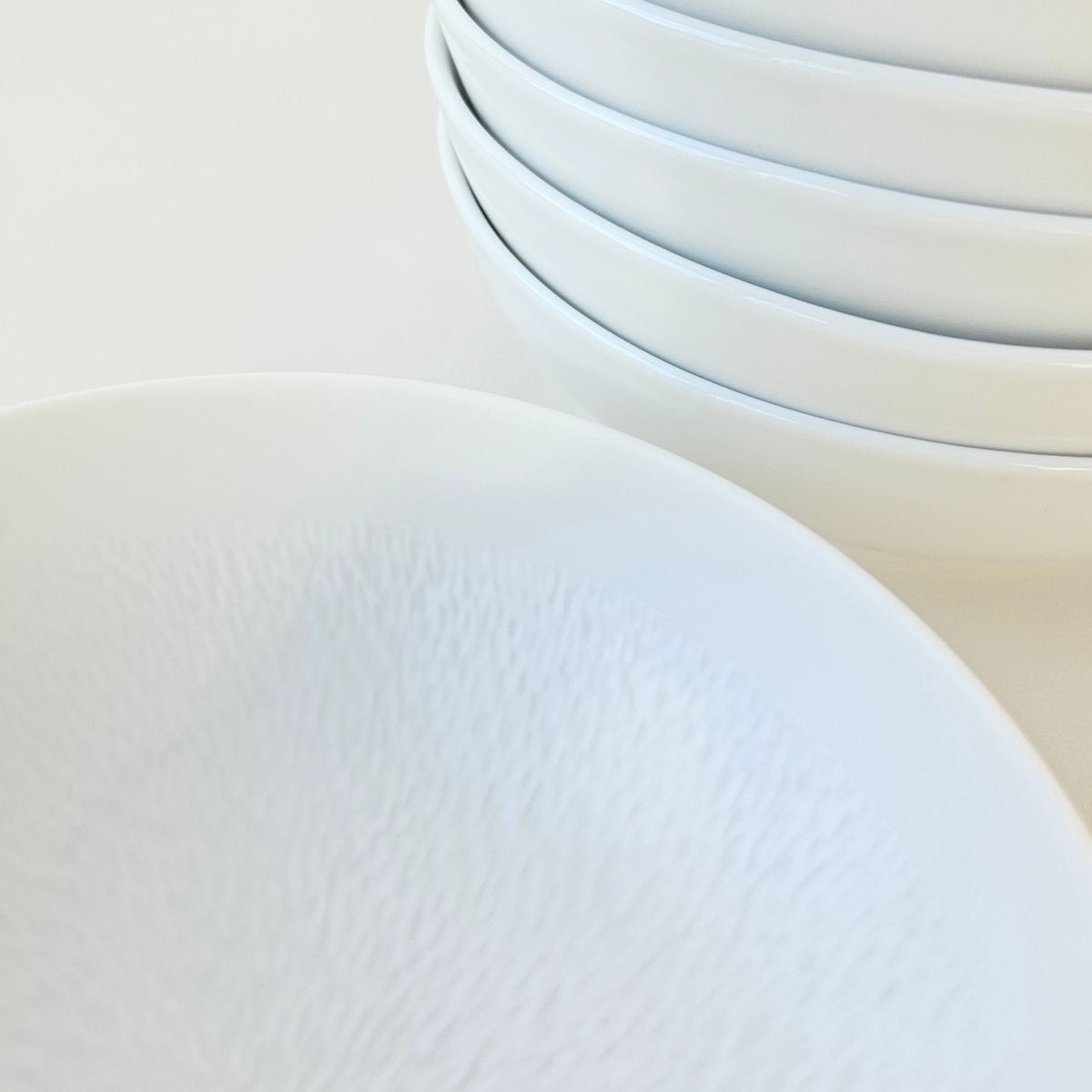 Ensemble de six assiettes creuses – Minéral – Manufacture Raynaud – Limoges, début du XXIe s.