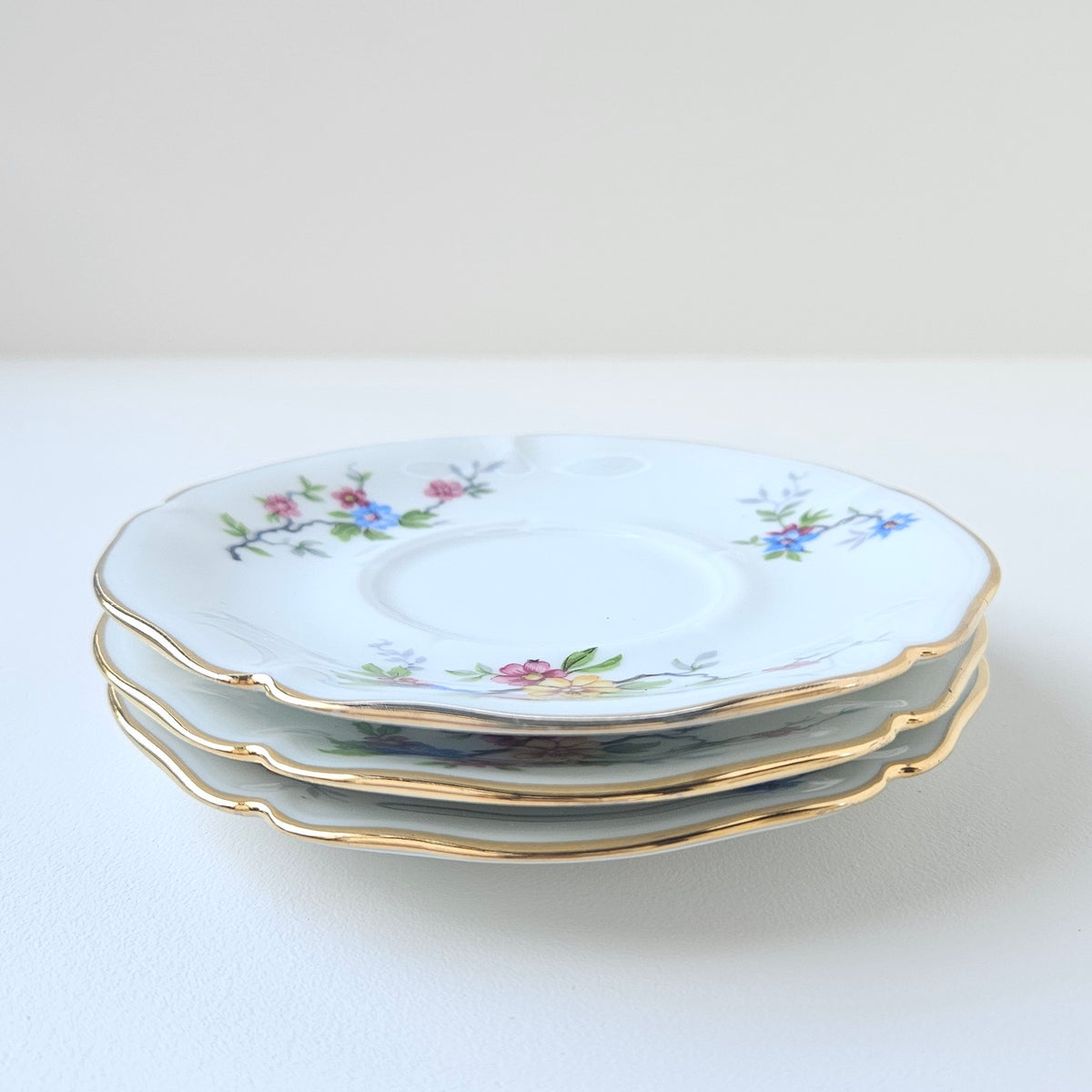 Lot de trois soucoupes anciennes – Société Porcelainière Limousine – Limoges, v. 1945-1950