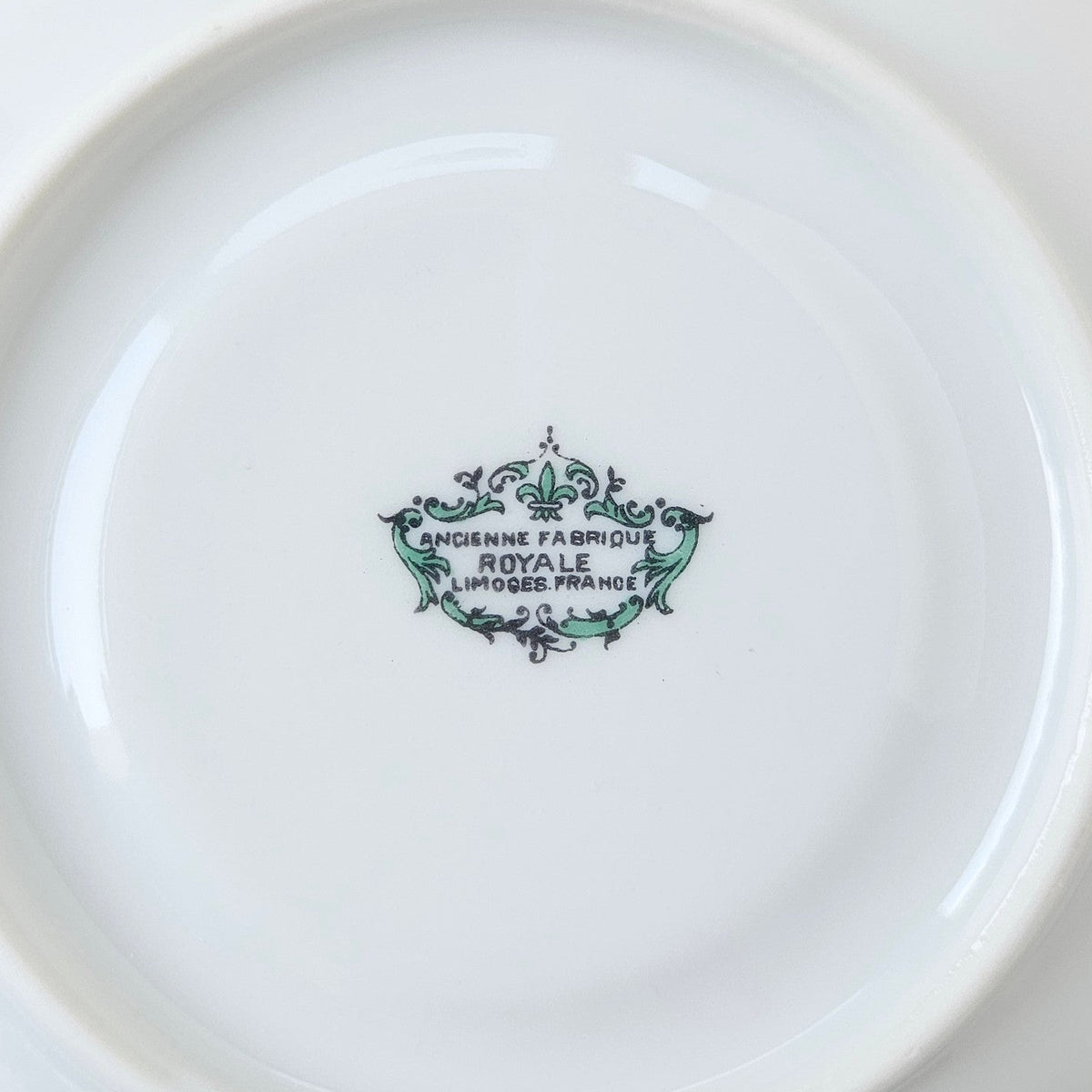 Lot de trois soucoupes anciennes – Société Porcelainière Limousine – Limoges, v. 1945-1950