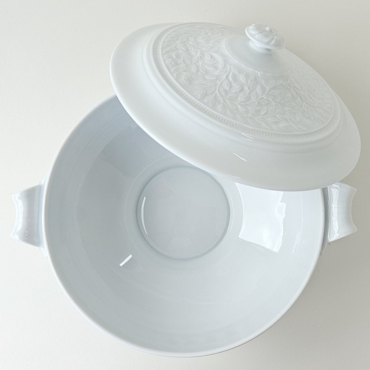 Round Tureen, “Louvre” Pattern – Manufacture Bernardaud – Limoges, 2nd Half of the 20th Century