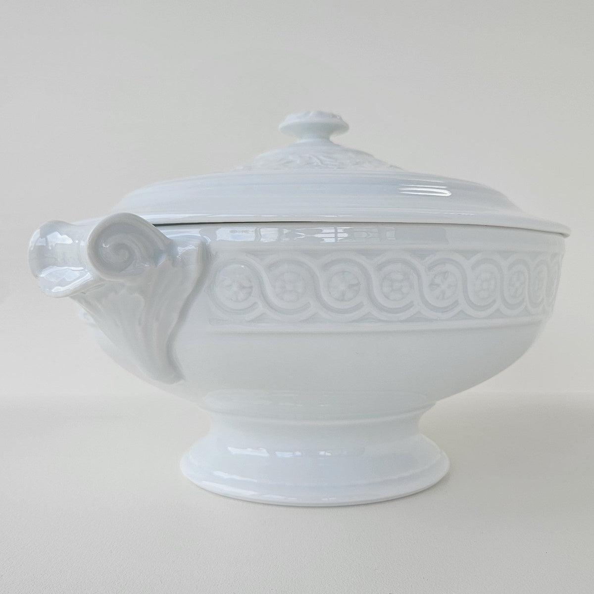 Round Tureen, “Louvre” Pattern – Manufacture Bernardaud – Limoges, 2nd Half of the 20th Century