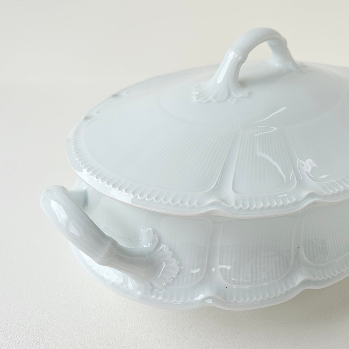 Covered Vegetable Dish – Attributed to Manufacture G.D.A. – Limoges, 2nd Half of the 20th Century