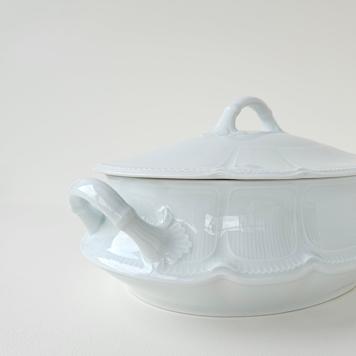 Covered Vegetable Dish – Attributed to Manufacture G.D.A. – Limoges, 2nd Half of the 20th Century