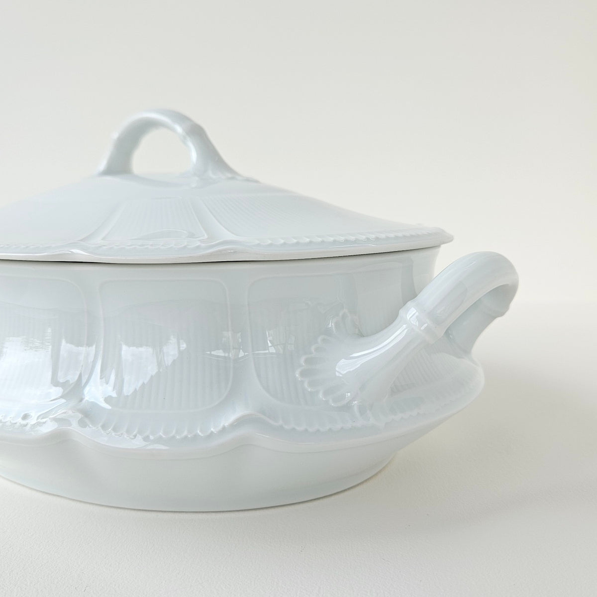 Covered Vegetable Dish – Attributed to Manufacture G.D.A. – Limoges, 2nd Half of the 20th Century