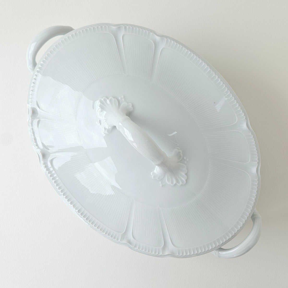 Covered Vegetable Dish – Attributed to Manufacture G.D.A. – Limoges, 2nd Half of the 20th Century
