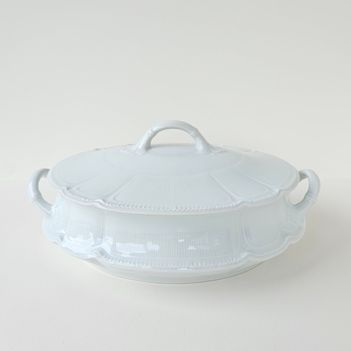 Covered Vegetable Dish – Attributed to Manufacture G.D.A. – Limoges, 2nd Half of the 20th Century
