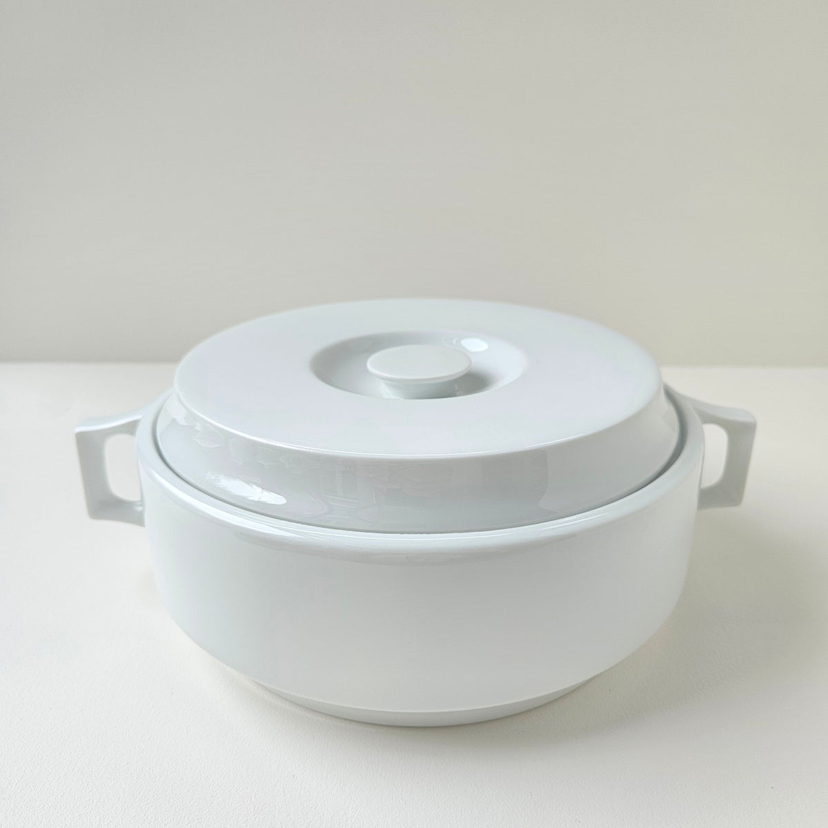 Soupière ronde moderniste en porcelaine blanche – Limoges, vers 1970-1980